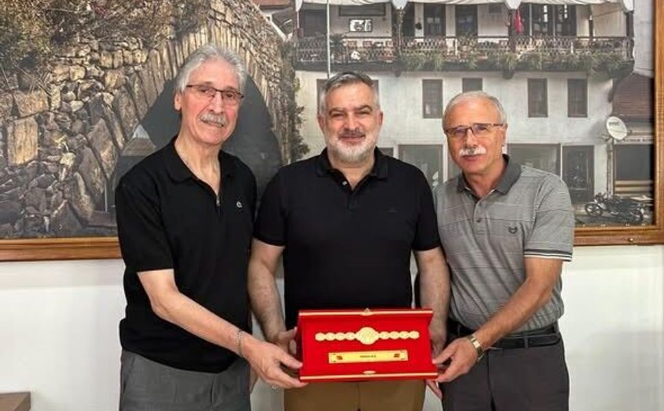 Niksar’da Ata Sporuna Destek Veren İş İnsanlarına Plaket Takdim Edildi