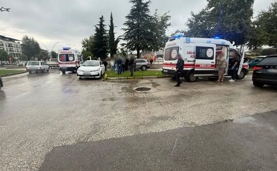 Erbaa’da Stadyum Kavşağında İki Otomobil Çarpıştı: 3 Yaralı