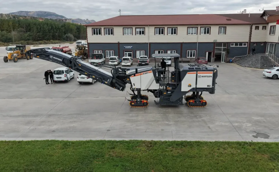 Tokat Belediyesi Araç Filosunu Güçlendirdi: Yeni Asfalt Kazıma Makinesi Hizmette