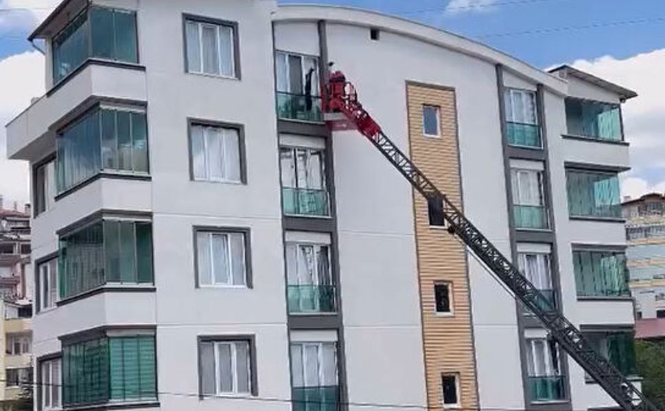 Tokat'ta Balkon Korkuluklarına Sıkışan Güvercin Kurtarıldı
