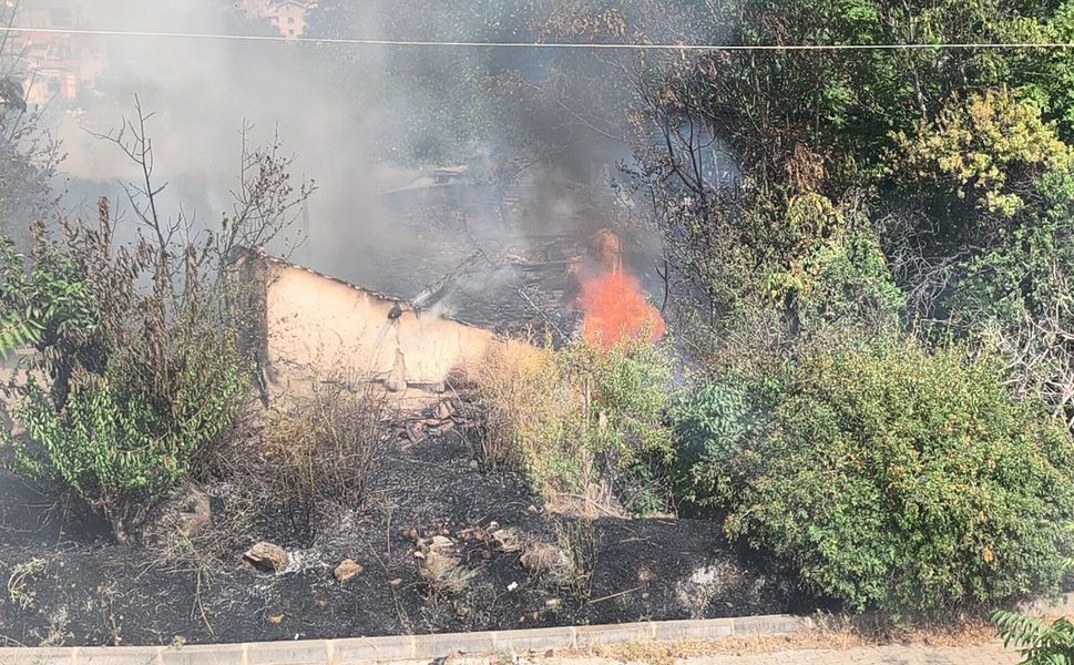 Tokat’ta Otluk Alanda Çıkıp Metruk Binaya Sıçrayan Yangın Söndürüldü