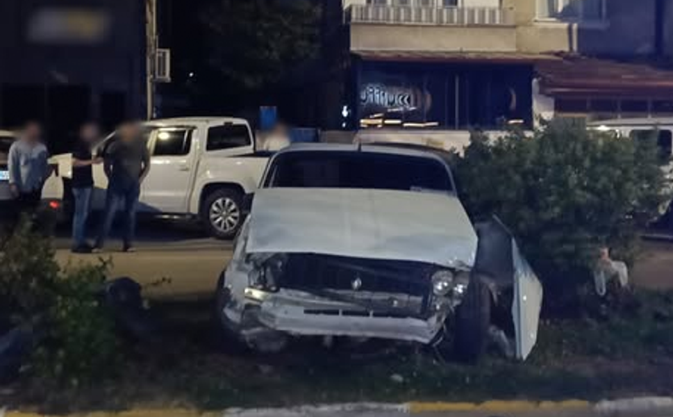 Erbaa'da Gece Kazası: Otomobil Refüjde Durabildi