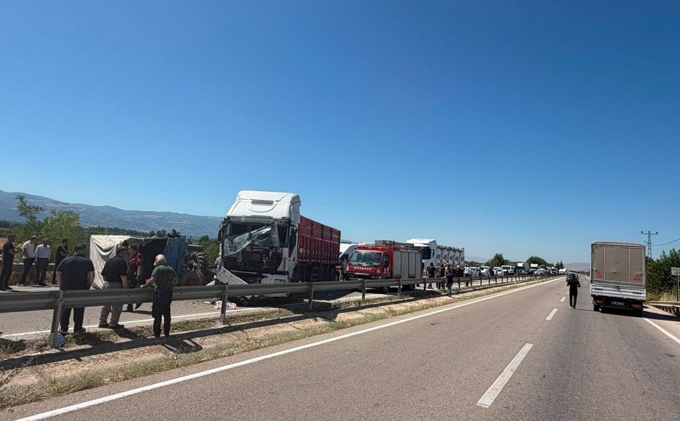 Tokat`ta TIR İle Çarpışan Traktörün Sürücüsü Yaralandı