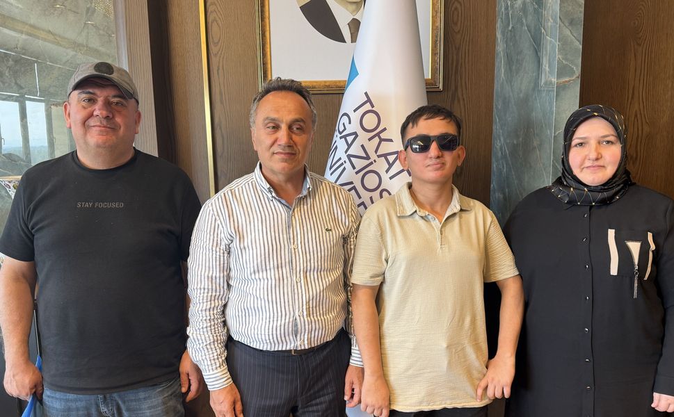 Türkiye 378’incisi Olan Görme Engelli Taha, Özel Eğitim Öğretmenliğini Seçti