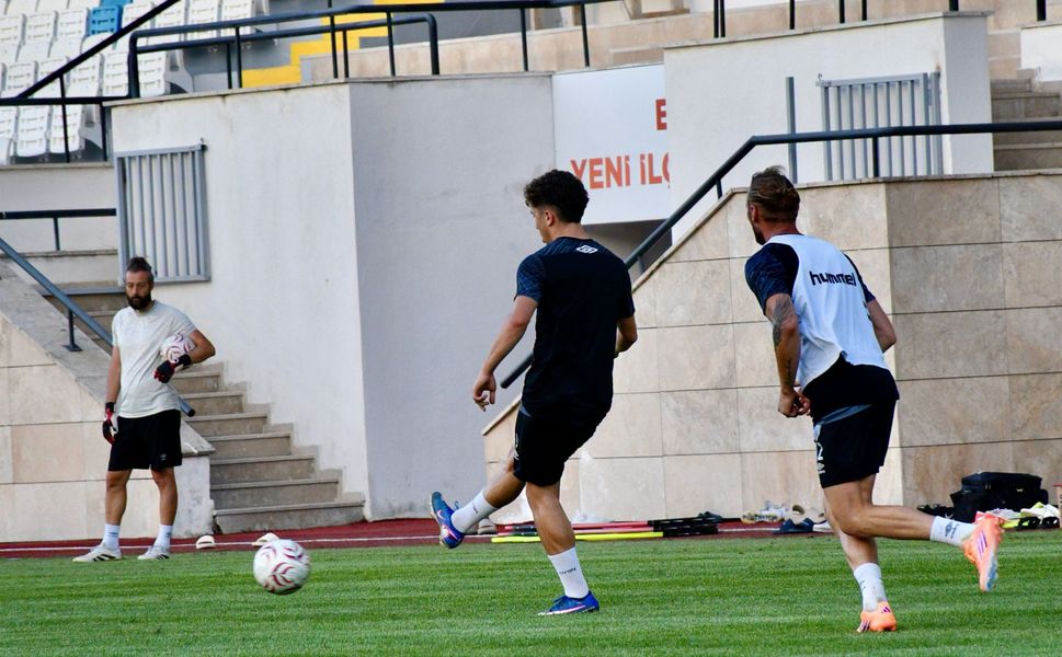 Efor Çay Erbaaspor’da Yeni Sezon Mesaisi Hız Kesmiyor: Antrenmanın Neşesi Minik Uraz Oldu