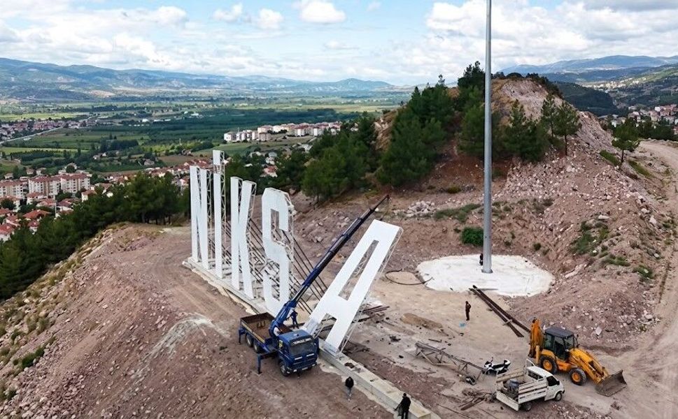 Niksar’ın Yeni Simgesi Yükseliyor: Dev "NİKSAR" Yazısında Sona Doğru