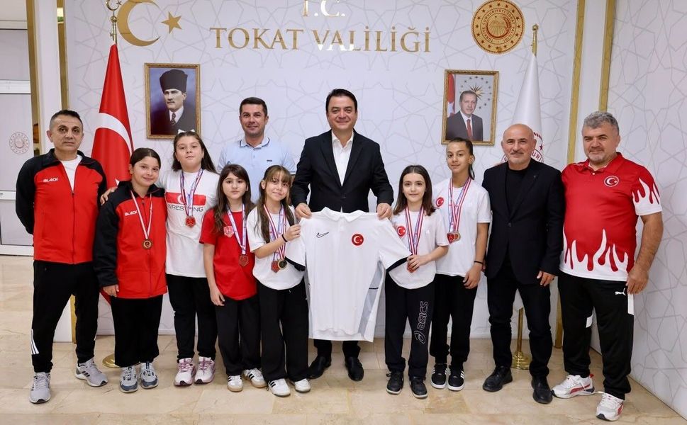 Şampiyon Güreşçilerden Vali Abdullah Köklü’ye Ziyaret