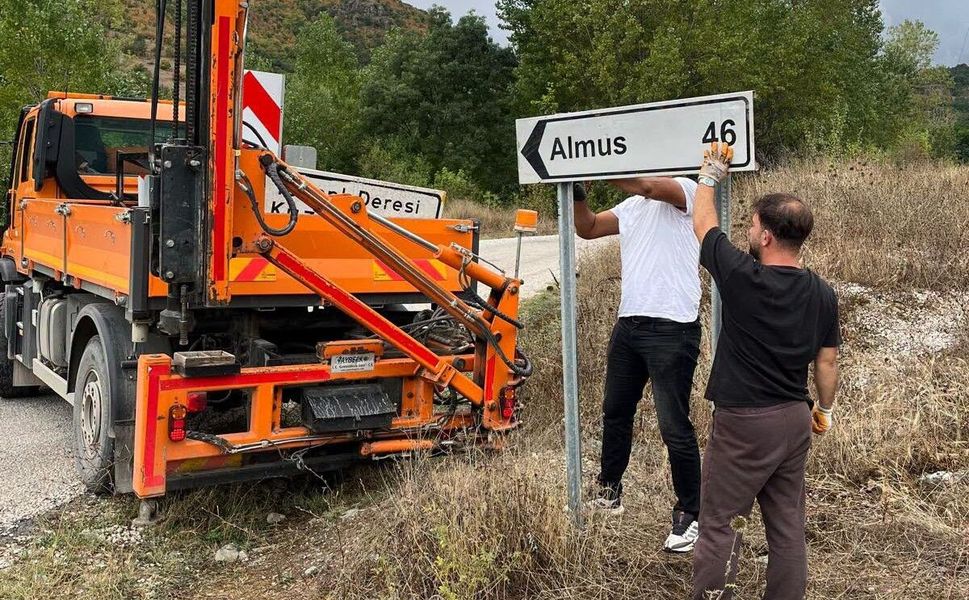Reşadiye Tozanlı Vadisi’nde Yön Levhaları Yenileniyor