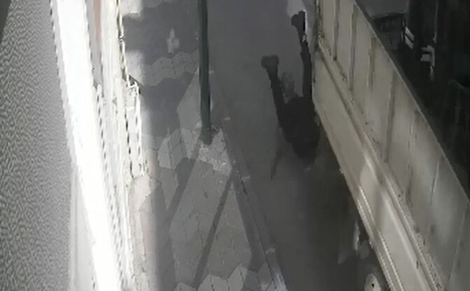 Hareket Halindeki Kamyonetin Kasasından Düştü; Kaza Kamerada