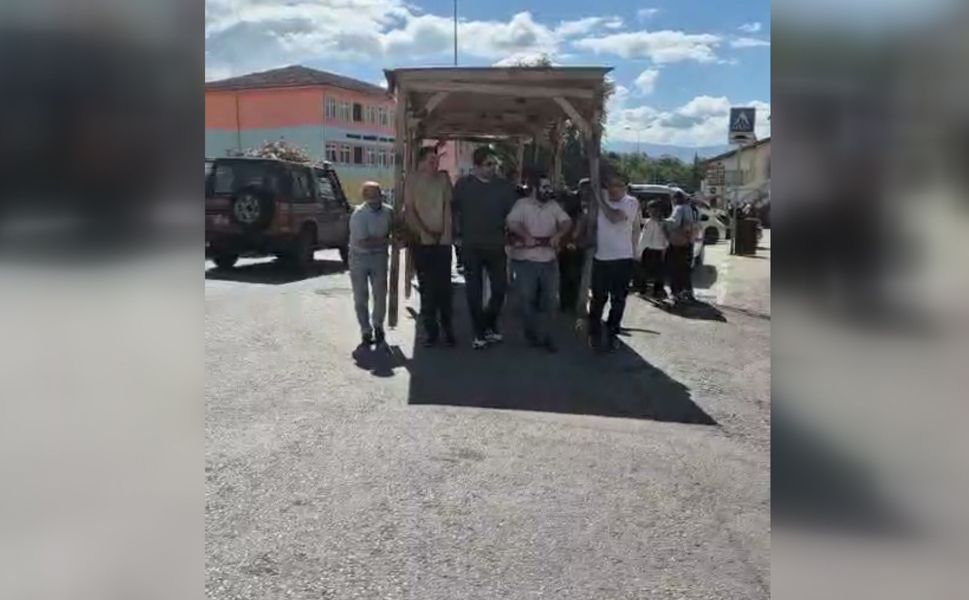 Tokat’ta  Öğretmenler Kamelyayı, 200 Metre Mesafedeki Yeni Okula Taşıdı