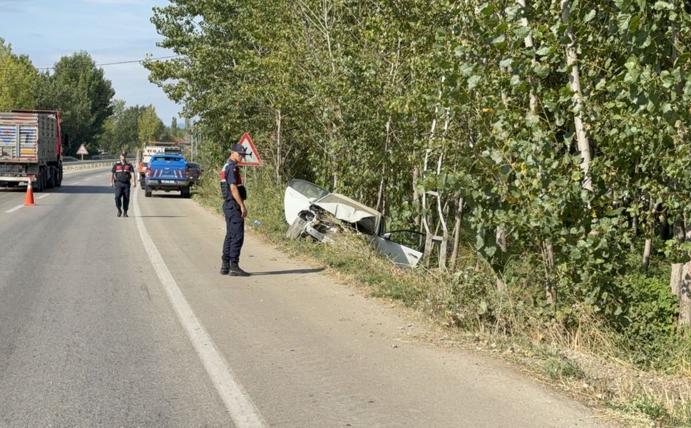 Tokat’ta Otomobil, Elektrik Direğine Çarptı; Sürücü Yaralandı, Eşi Öldü