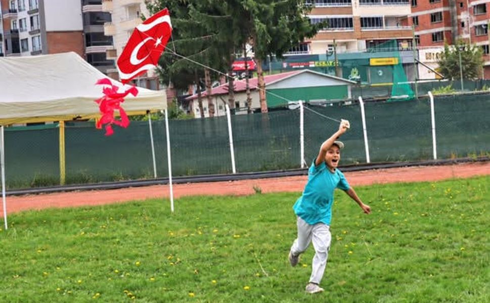 Tokat’ta Uçurtmalar Çocukların Bariş Ve Umut Mesajlarıyla Gökyüzüne Yükseldi