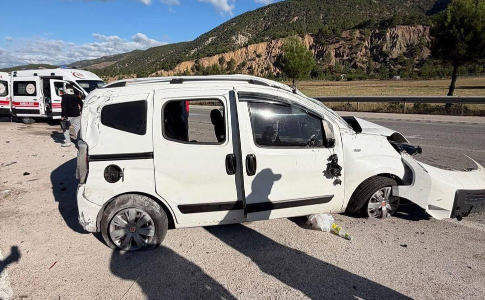 Reşadiye`de Refüje Çarpan Hafif Ticari Araç, Takla Attı; 4 Yaralı