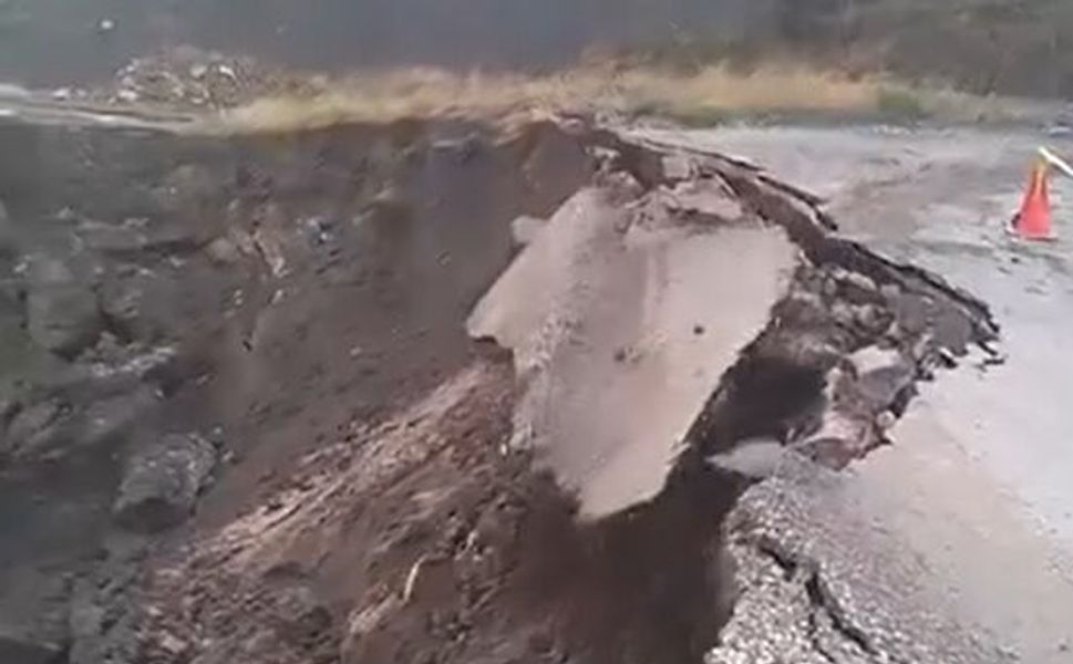 Tokat'ta Heyelan; Köy Yolunun Çökme Anı Kamerada