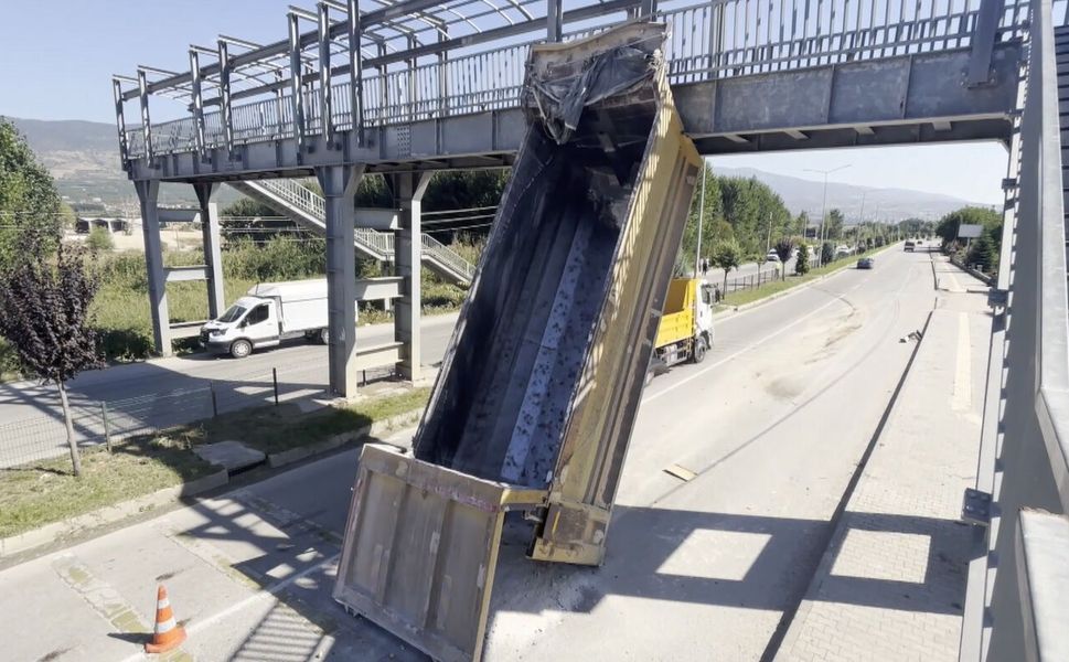 Tokat’ta Seyir Halindeki Kamyonun Damperi Üst Geçide Çarptı: Sürücü Yaralandı