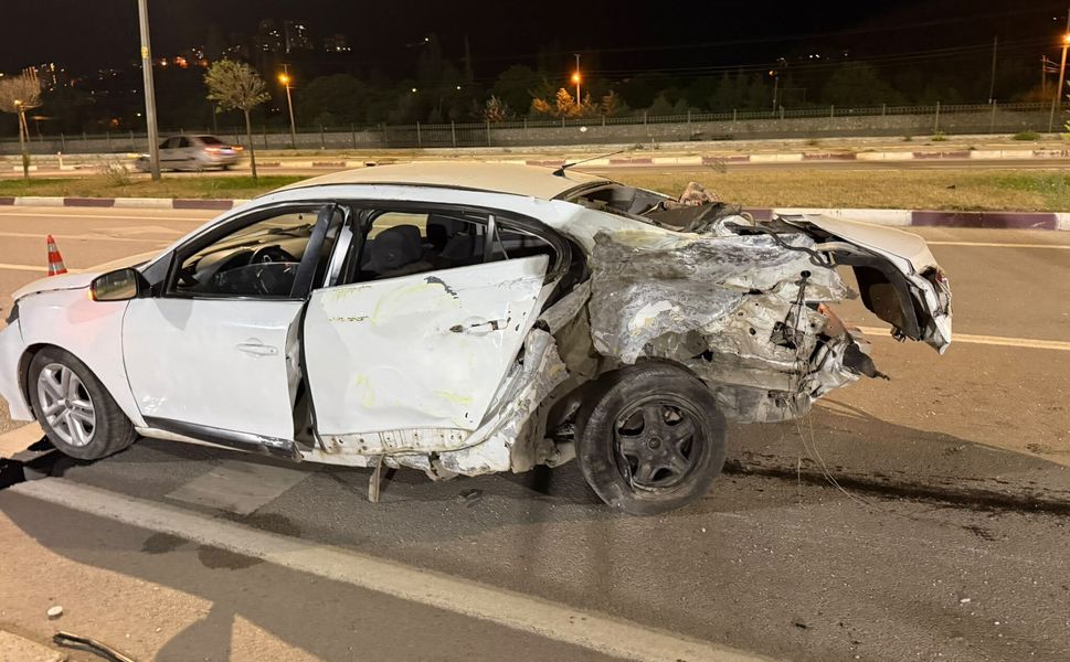Niksar Bulvarı’nda Tehlikeli Manevra: Karşı Şeride Geçen Araç Başka Otomobille Çarpıştı