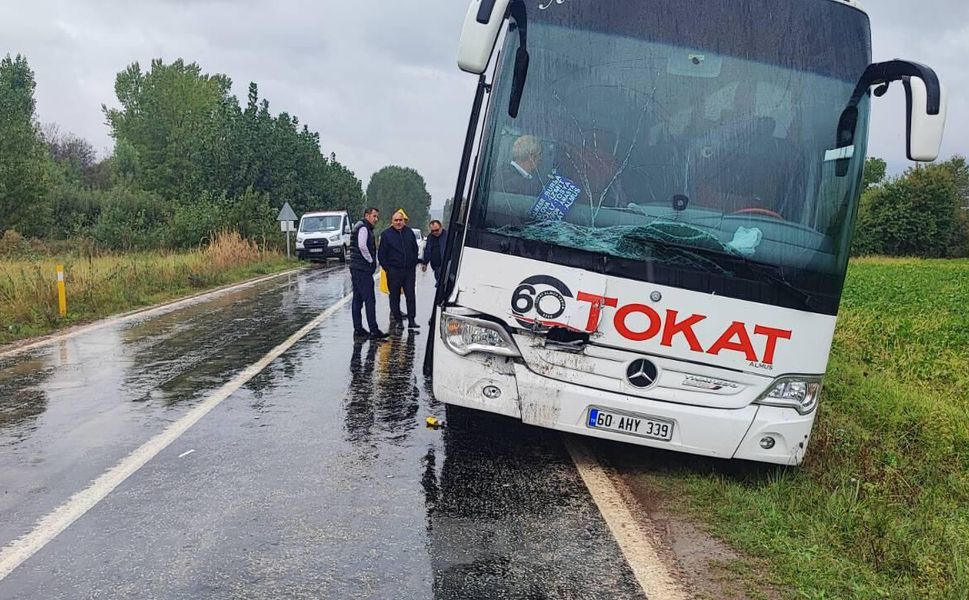 Tokat-Almus Yolunda Trafik Kazası: Otobüs Kamyonete Çarptı, 2 Kişi Yaralandı