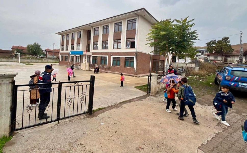 Tokat İl Jandarma Komutanlığı’ndan Okullarda Sıkı Güvenlik Ve Denetim Mesaisi