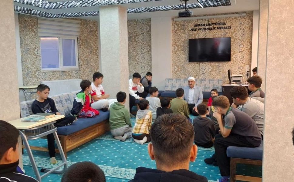 Erbaa İlçe Müftüsü Bekir Ertürk Yeni Cami Aile Ve Gençlik Merkezi’nde Öğrencilerle Buluştu