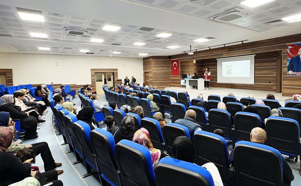 Turhal Sosyal Hizmet Merkezi’nden Ailelere "Bilinçli Medya Kullanımı" Eğitimi