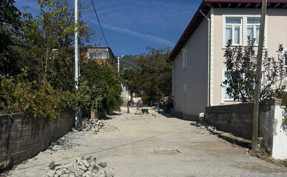 Karayaka’da Yol Ve Parke Seferberliği: Beldede Sokaklar Yenileniyor!