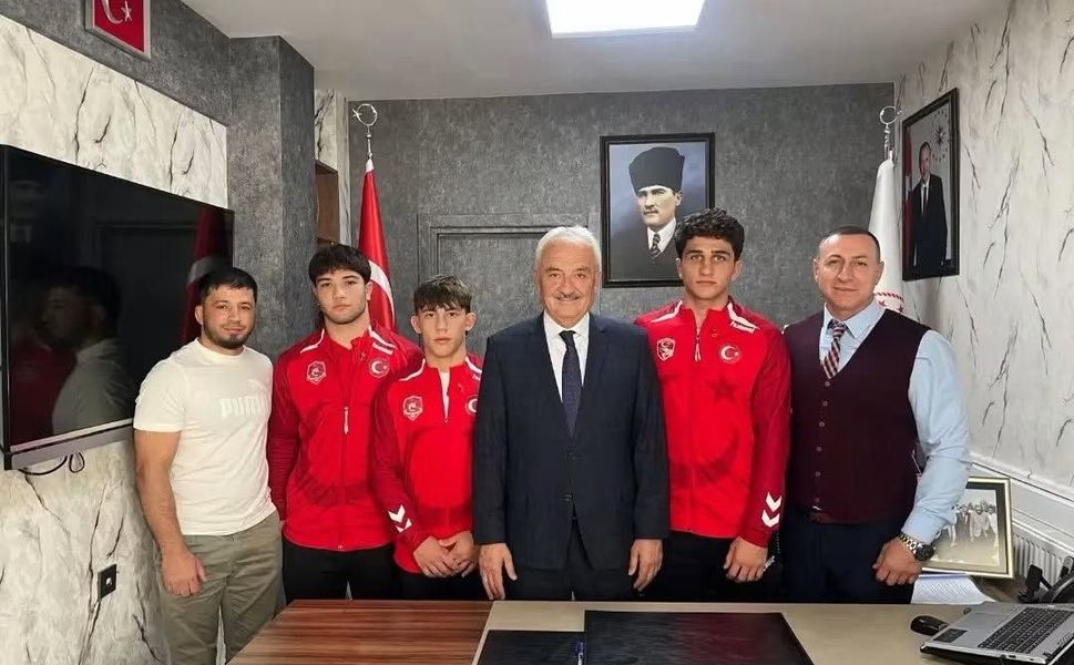 Balkan Şampiyonu Güreşçilerden İl Müdürü Haşim Eger’e Ziyaret