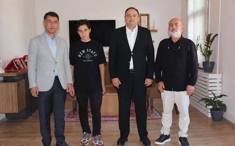Kore’de Ülkemizi Temsil Edecek Millî Okçu Lütfi Eymen Ay’dan Kaymakam Dr. Demir’e Ziyaret