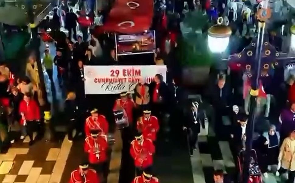 Erbaa’da Cumhuriyet Coşkusu: Vatandaşlar Bayraklarla Yürüdü