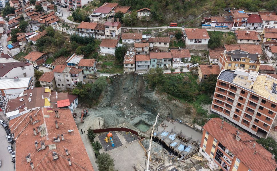 Tokat'ta Yol Çöktü, 2 Katlı Ev Tahliye Edildi