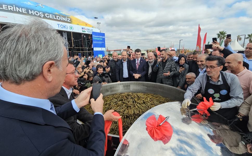 İstanbul’da Erbaa Rüzgârı: Dev Kazanda 460 Bin Zeytinyağlı Sarma İkram Edildi!