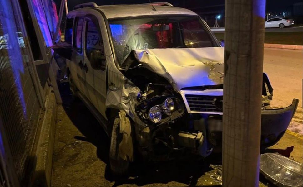 Erbaa'da Direksiyon Hakimiyetini Kaybeden Sürücü Elektrik Direğine Çarptı