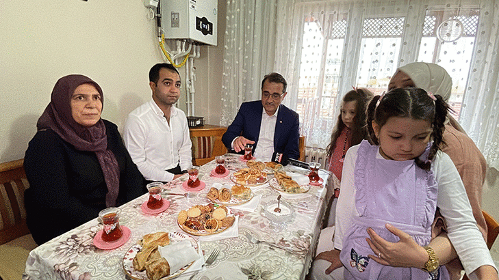 Bakan Dönmez, Eskişehir’de İlk Kez Evlerine Doğal Gaz Bağlanan Ailelere Konuk Oldu