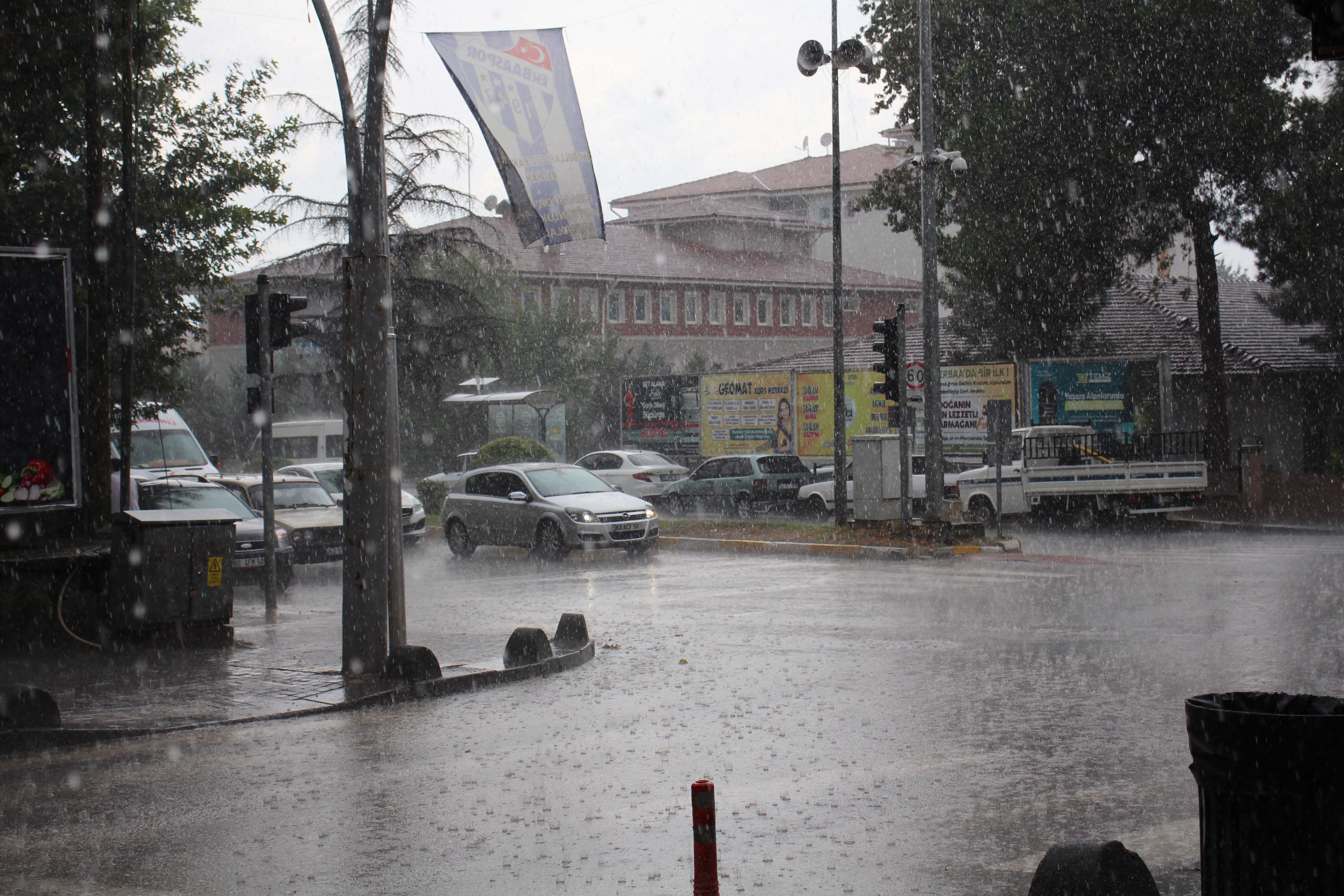 Erbaa'da Haftalardır Beklenen Sağanak Yağış Etkili Oldu