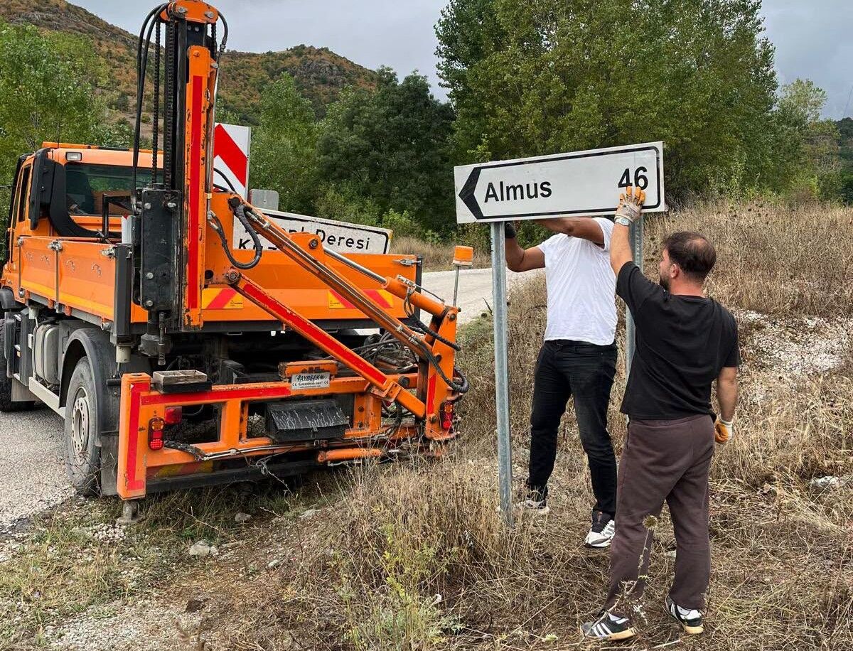 Reşadiye Tozanlı Vadisi’nde Yön Levhaları Yenileniyor