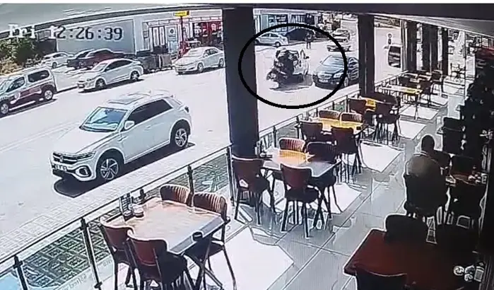 Hafif Ticari Araç İle Üç Tekerlekli Motosiklet Çarpıştı; Kaza Anı Kamerada