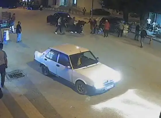 Laf Atma Tartışmasında Tekme- Yumruk Dövüldü; O Anlar Kamerada
