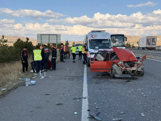 Otomobil TIR'a Arkadan Çarptı: 2’si Çocuk 6 Yaralı