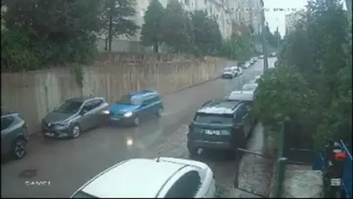 Otomobilin Park Halindeki Araca Çarpıp Ters Döndüğü Kaza Kamerada