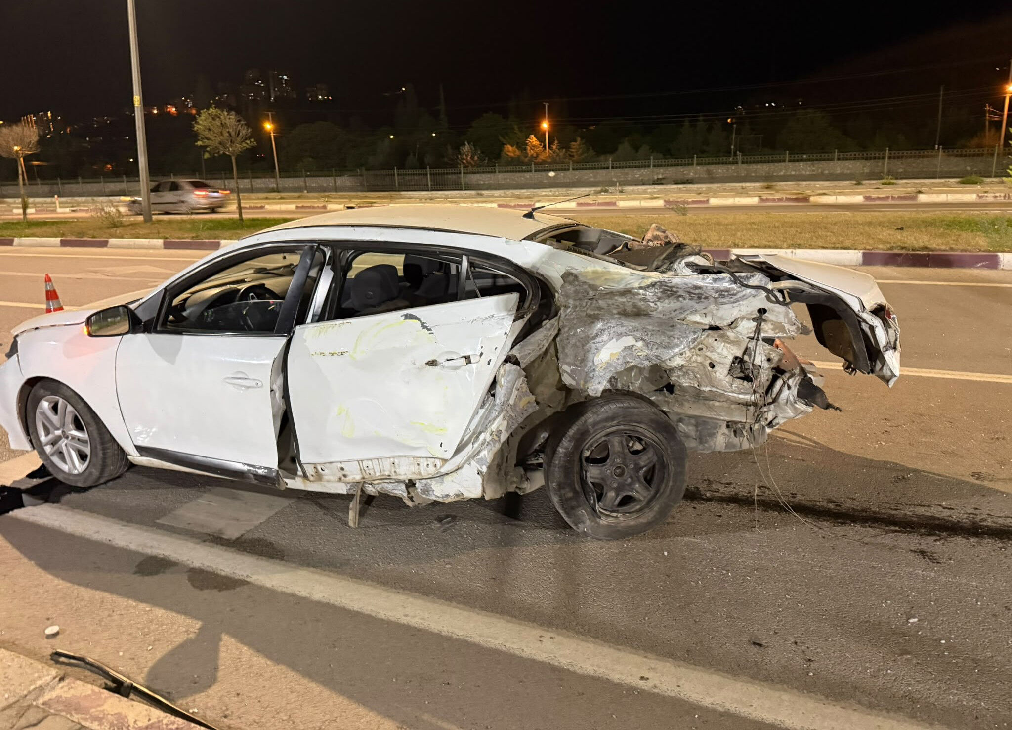 Niksar Bulvarı’nda Tehlikeli Manevra: Karşı Şeride Geçen Araç Başka Otomobille Çarpıştı