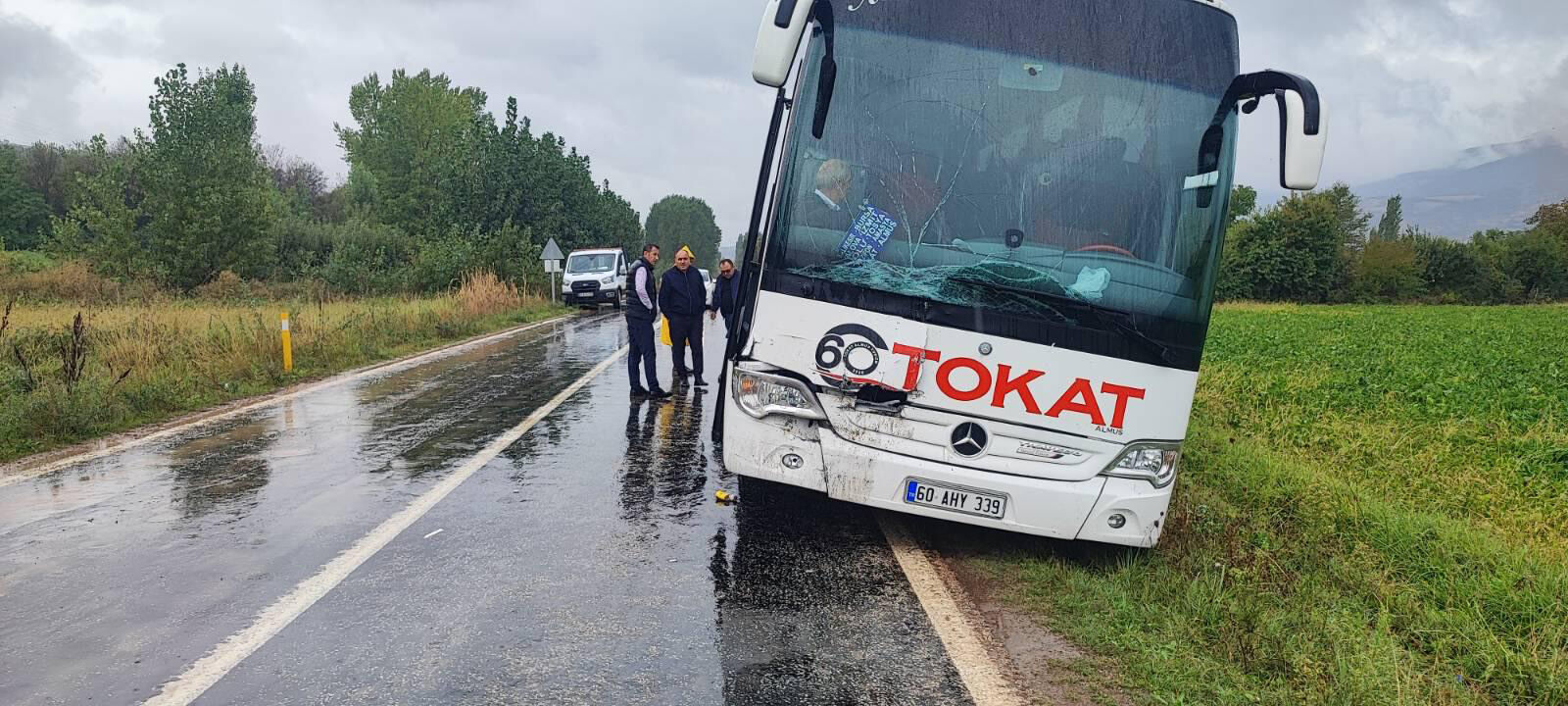 Tokat-Almus Yolunda Trafik Kazası: Otobüs Kamyonete Çarptı, 2 Kişi Yaralandı