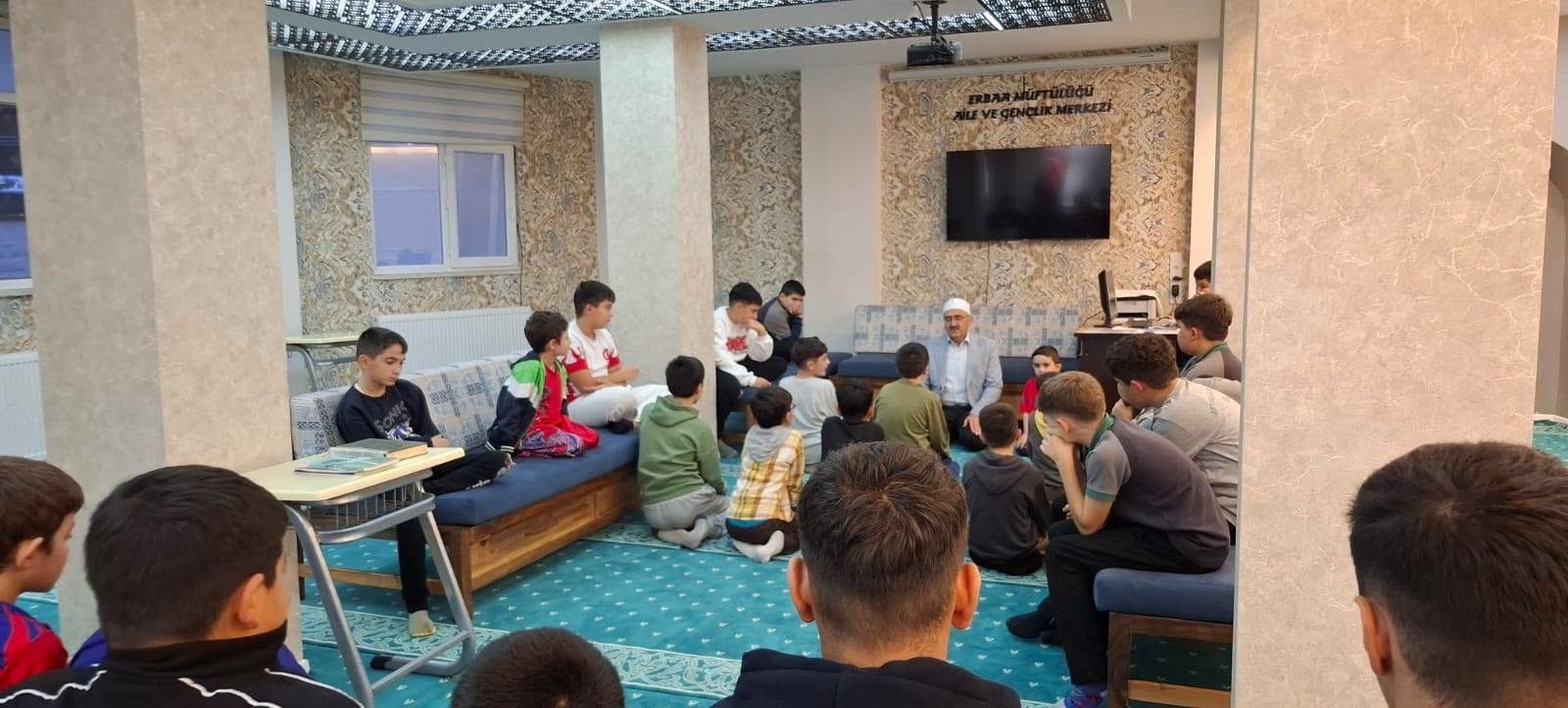 Erbaa İlçe Müftüsü Bekir Ertürk Yeni Cami Aile Ve Gençlik Merkezi’nde Öğrencilerle Buluştu